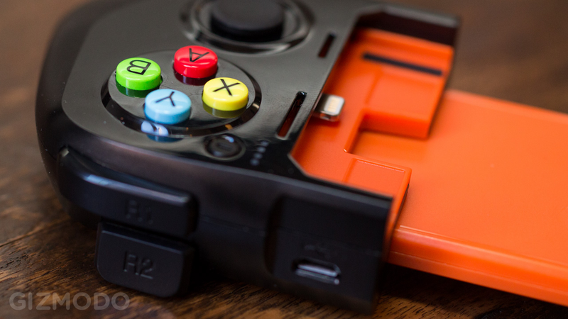 Illustration for article titled Moga Ace iOS Game Controller First Look: Cheap Fun, Huge Potential